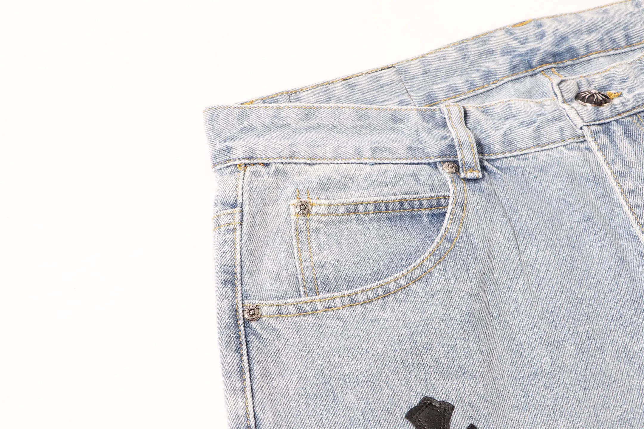 P230 Style number: H39 Croxin & 𝐂𝐡𝐫𝐨𝐦𝐞 𝐇𝐞𝐚𝐫𝐭 ss25 blue black blue and white grained leather denim workwear logging pants. Styles with different washed textures are very friendly to people with thin legs. The slightly flared version perfectly modifies the leg shape. The timeless and moderate length makes it easy to match and match. It is the basis for various styles and is a must-have in your wardrobe! The fabric is stiff but also makes the upper body soft without losing texture. The washing process is even more perfect. It is a must-have item for everyone! ! ! Washed wheat, hang tag, pants label, three labels complete Color: blue Size: 28-30-32-34